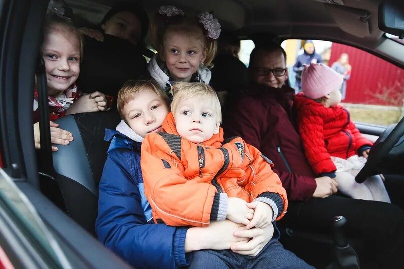 Как оформить бесплатную парковку многодетной семье. Семья с автомобилем. автомобиль для многодетных. машина для многодетной семьи. многодетная семья.