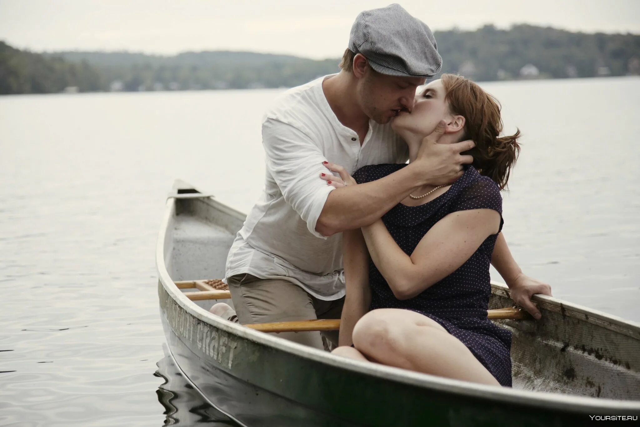Русскую сразу двое. Дневник памяти (the Notebook) 2004. Мужчина и женщина в лодке. Парень с девушкой в лодке. Двое в лодке.