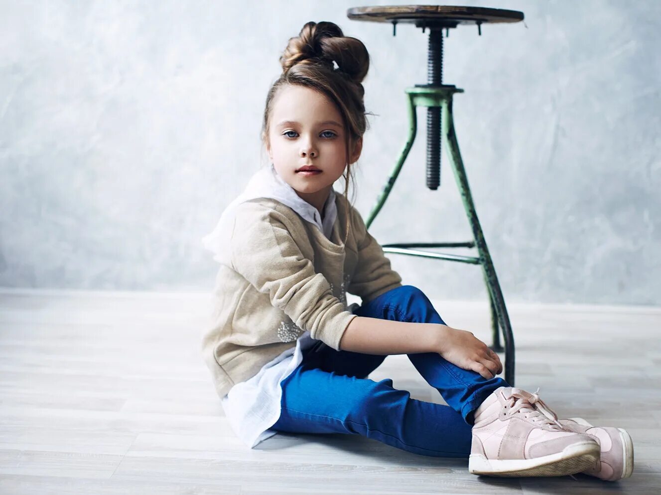 Kids models. Позы для детей моделей. Модные дети позируют. Фэшн позы дети. Модельное агентство для детей.