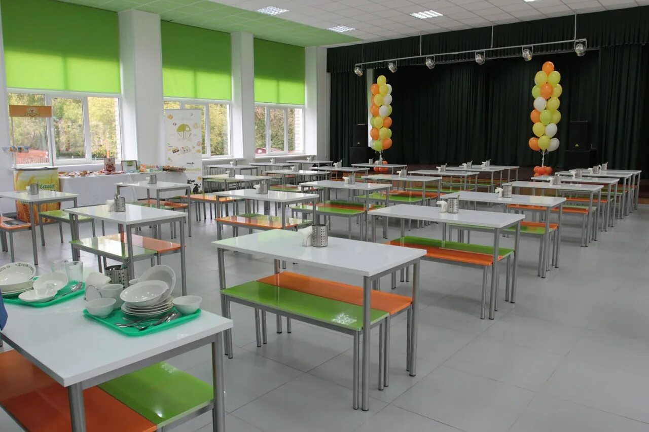 столовая в американской школе. столовая в школе. школьные столовые окпд. школьные столовые окпд. стулья для столовой школы.