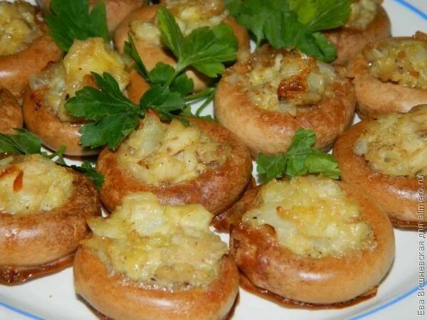 Фаршированные бублики в духовке с фаршем и сыром. Бублики с сыром в духовке. Бублики с фаршем в духовке. Бублики с сыром в духовке. Фаршированные бублики.