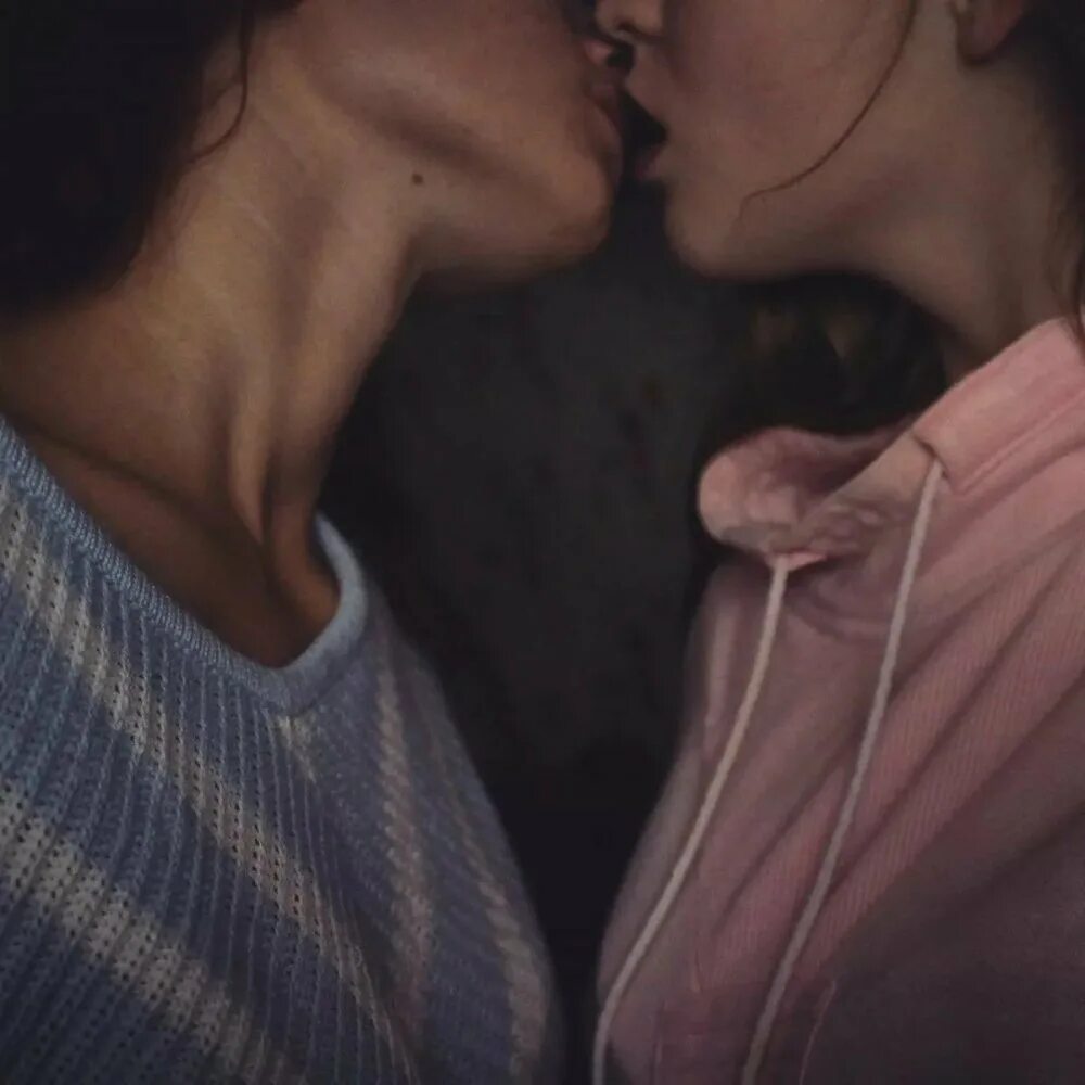 Фото поцелуя девушки с девушкой. Поцелуй девушек. Поцелуй девушек Эстетика. Девушка целует девушку Эстетика. Две девушки Эстетика.