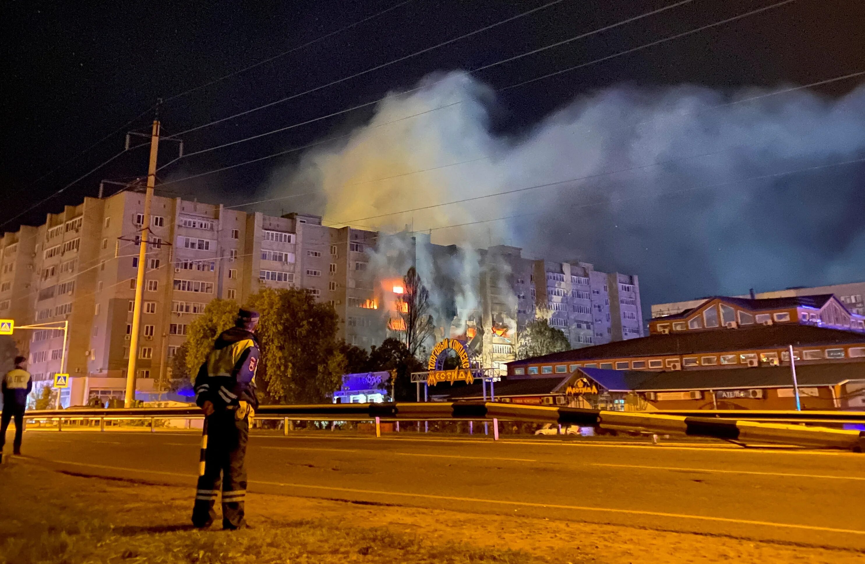 Упал самолет время. Пожар в здании. Пожар в городе.