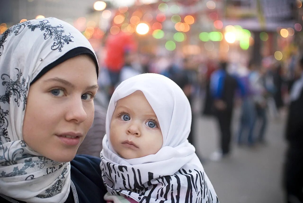 Русско чеченские девушки. Мусульмане и православные. Русские девушки в Исламе. Украинские мусульманки. Православная и мусульманка.