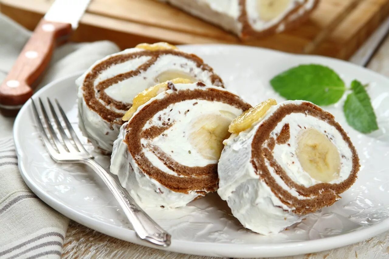 Рулет банановый рай. Рулет банановый рай. Творожно банановый рулет. Рулет с творогом и бананом. Рулет из печенья бананов и фруктов.