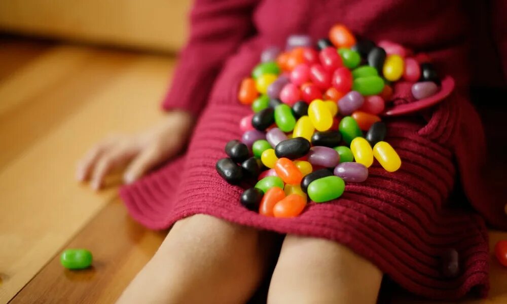 Употребление сладостей. Влияние сладкого на организм ребенка. Jelly Bean девушка. Фото дети со сладостями чипсами. Jelly Bean Brains девушка.