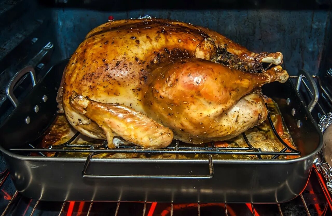 Курица в духовке самый простой рецепт. Курица в духовке. Жареная курица в духовке. Курица запеченная целиком. Курица жареная в духовке целиком.