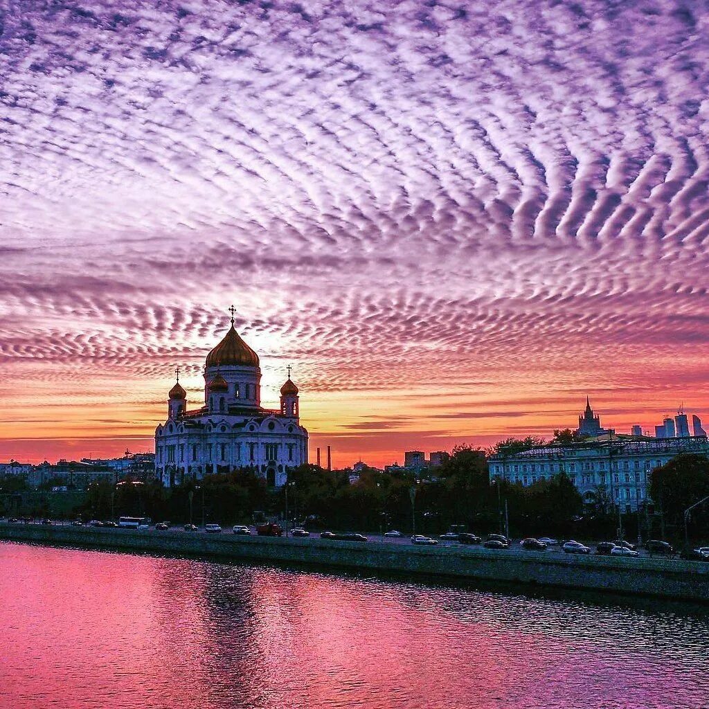 Когда закат в москве. Храм Христа Спасителя на закате. Храм Христа Спасителя и Тадж Махал. Закат в России. Закат в Москве.