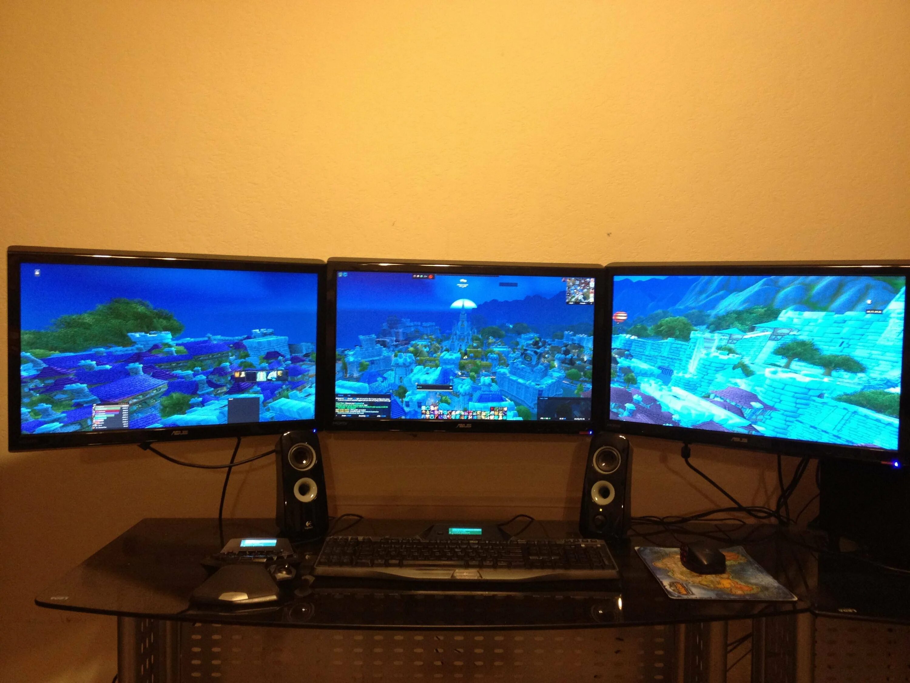 два монитора. три монитора телевизор. 3 монитора на столе. сетап пк 4к. две разных картинки на двух мониторах.