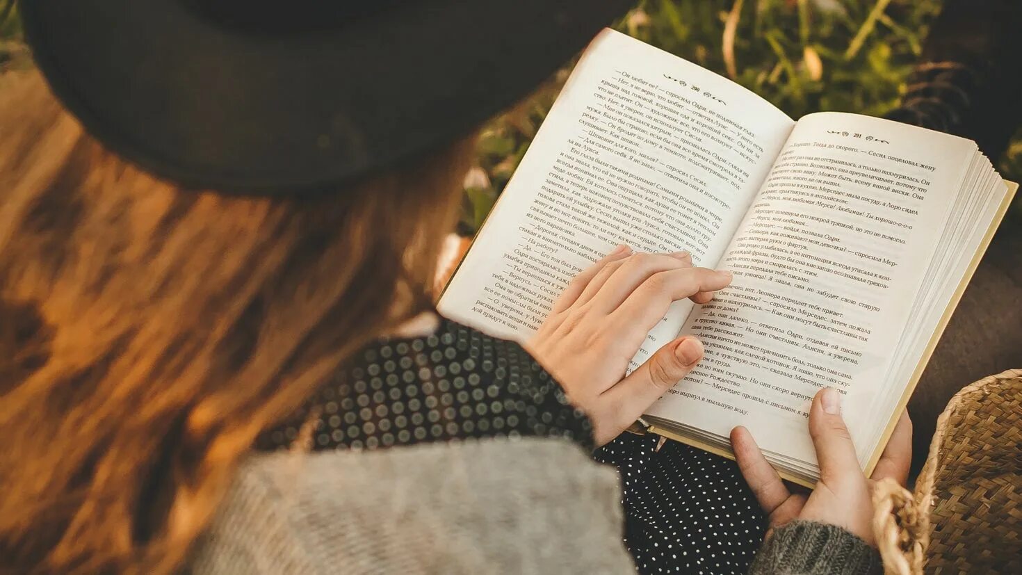 Девочка девушка книга. Девушка с книгой. книга в руках. девушка с книжкой. фотосессия с книгой.
