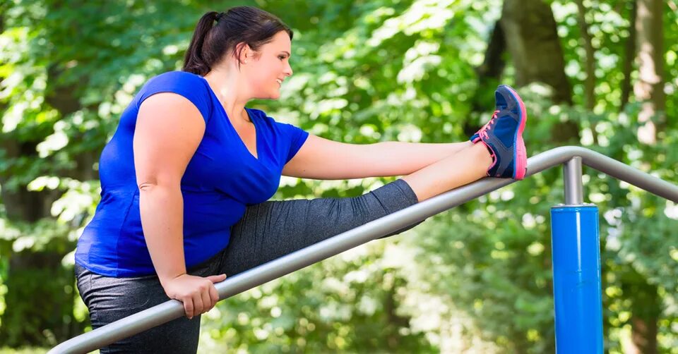 Толстая занимается спортом. Обычные женщины занимаются спортом. Полная женщина занимается спортом. Женщины в парке занимаются спортом. Полноватая женщина спортом занимается в парке.