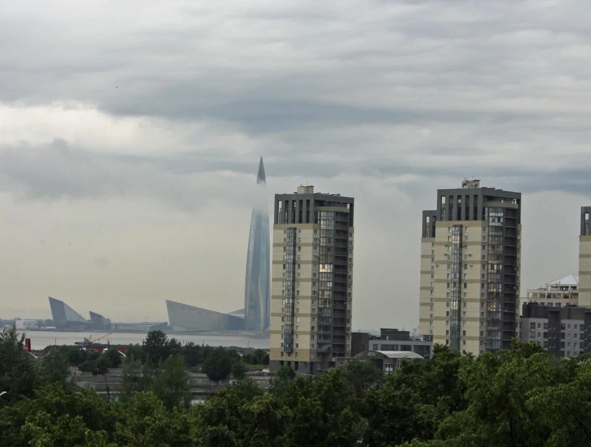 Города. Дождь в Питере. Мост Бетанкура в Санкт-Петербурге. Грозовое небо над Питером.