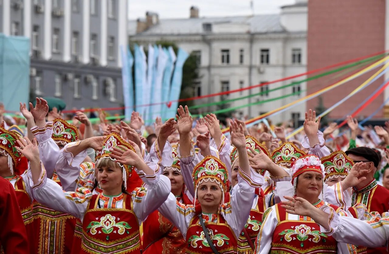 Население курска 2024 год. Тимоня Курск рекорд. Курская Тимоня танец. Тимоня Курск 2023. Курск красная площадь Тимоня танец.