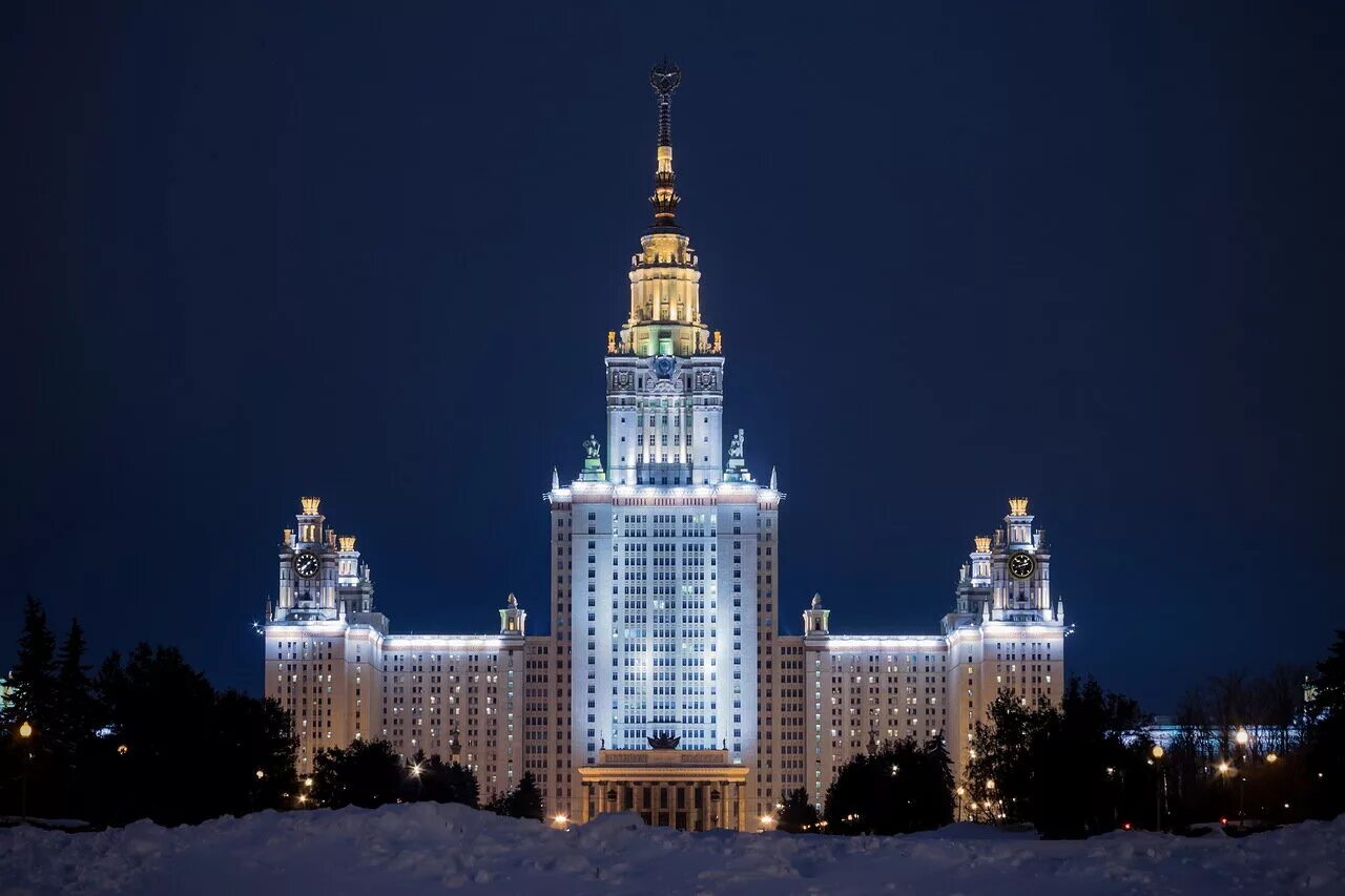 Мгу света. МГУ Воробьевы горы. Воробьёвы горы Москва МГУ ночью. Воробьевы горы МГУ зима. Здание МГУ В Москве ночью.