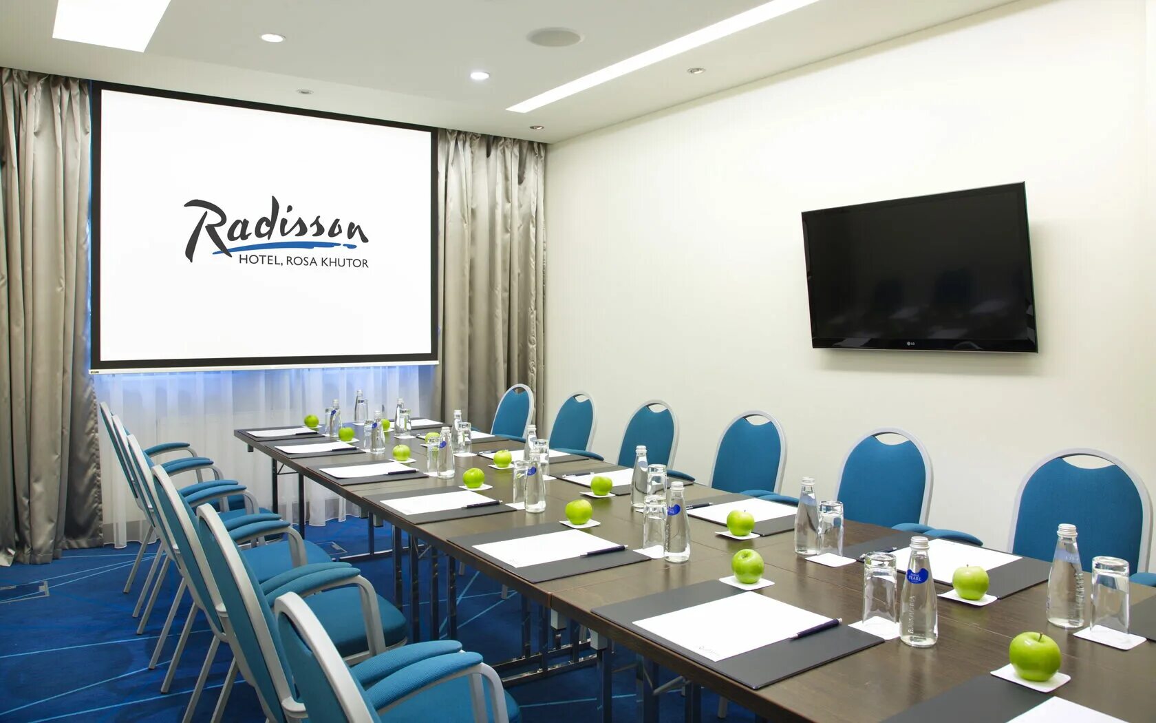 Рэдиссон залы. Рэдиссон роза хутор конференц зал. radisson rosa khutor 5 конференц зал. radisson hotel, rosa khutor 5*. гостиница рэдиссон роза хутор.