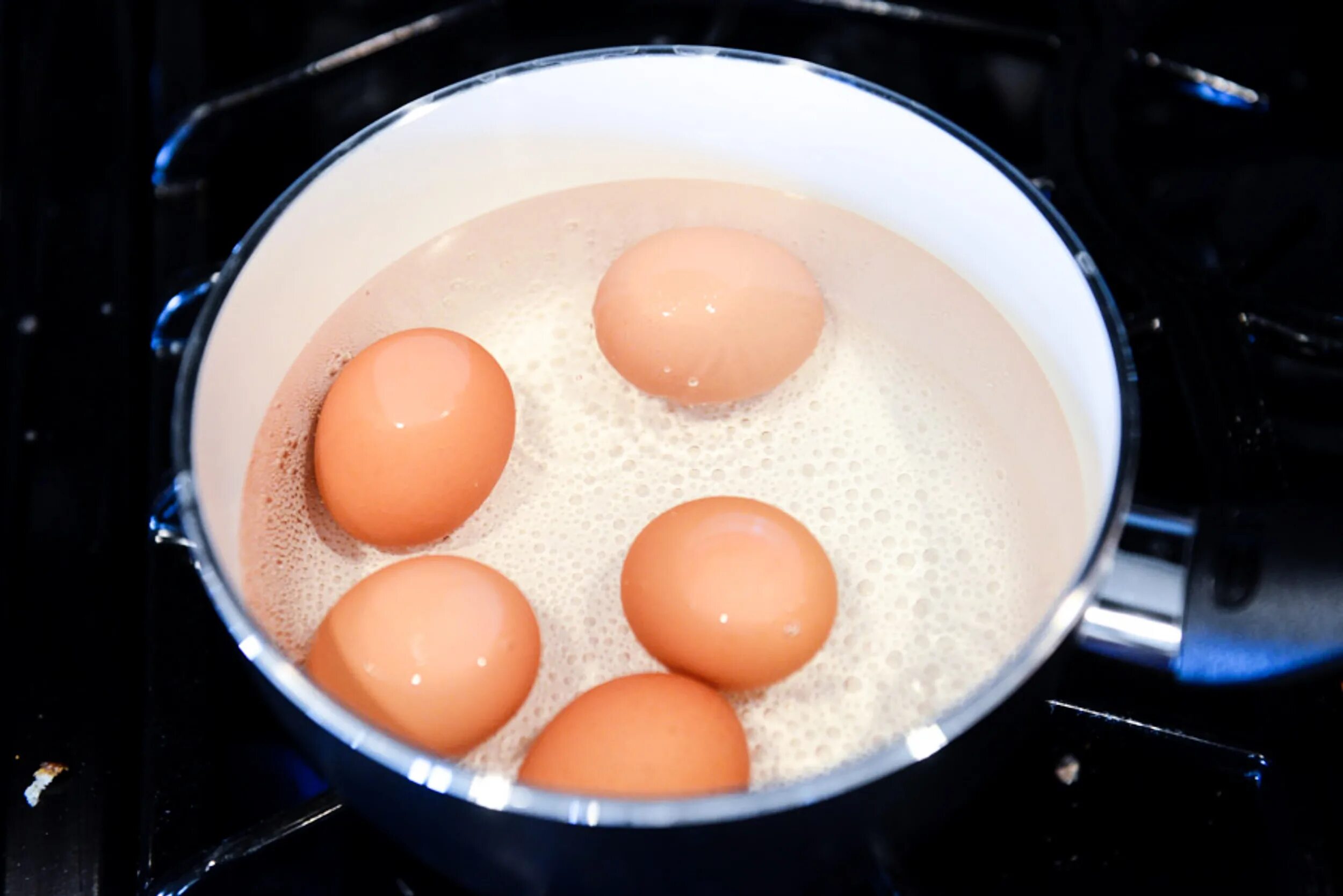Сколько варятся яйца до полной. Вареные яйца. Яйца варятся. Отварка яиц. Яйца в кастрюле.
