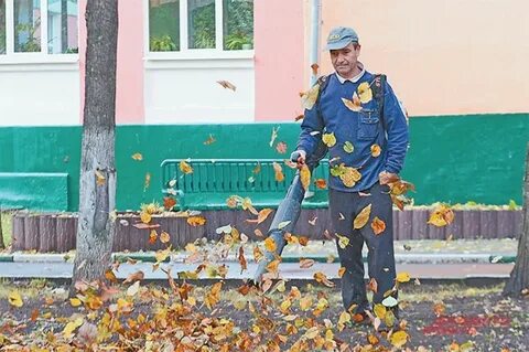 На пустыре в погожий осенний день вратарь
