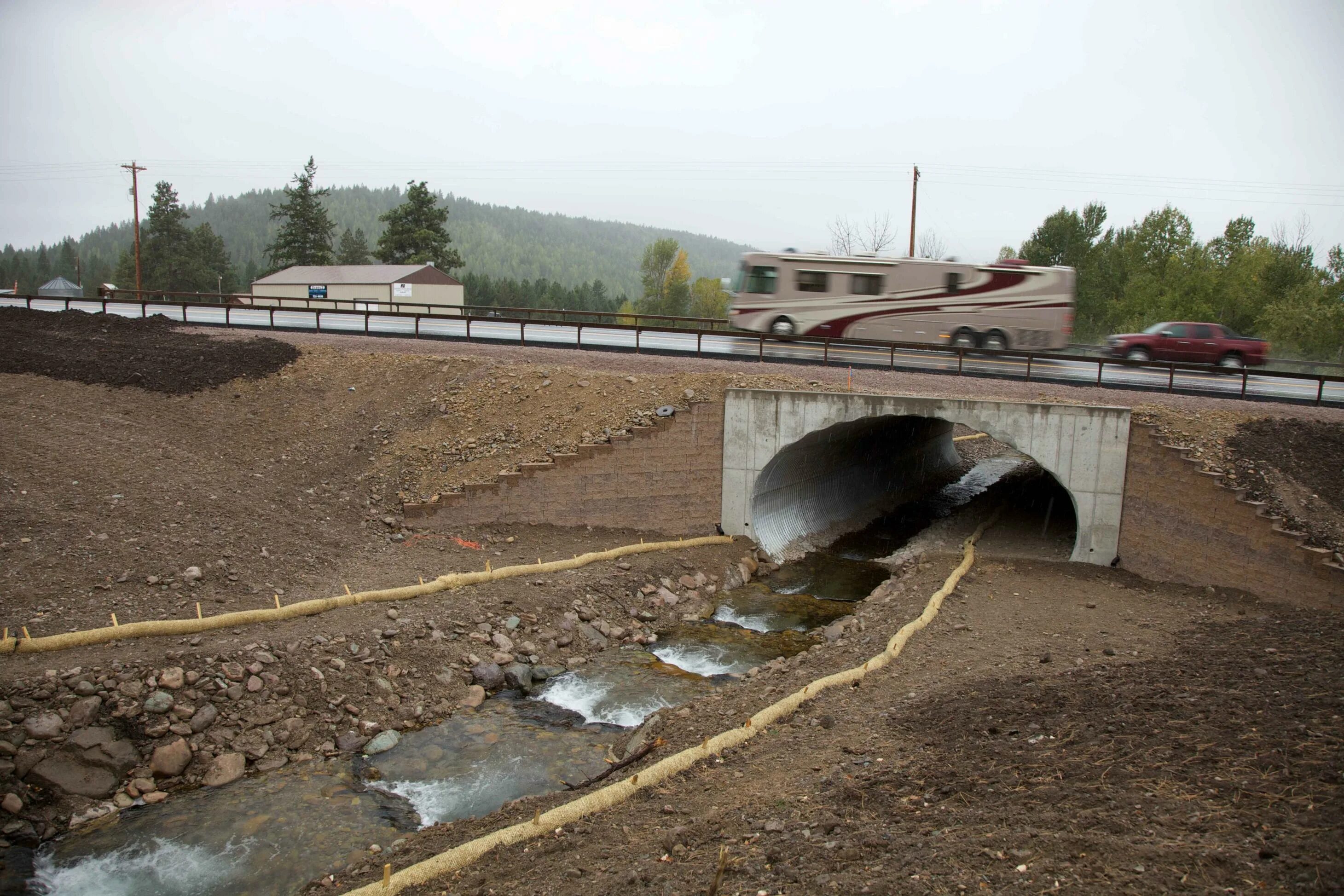 Водные дороги и перекрестки. Whirlpool Road Crossing. Река пересекающая дорогу в трубе фото.