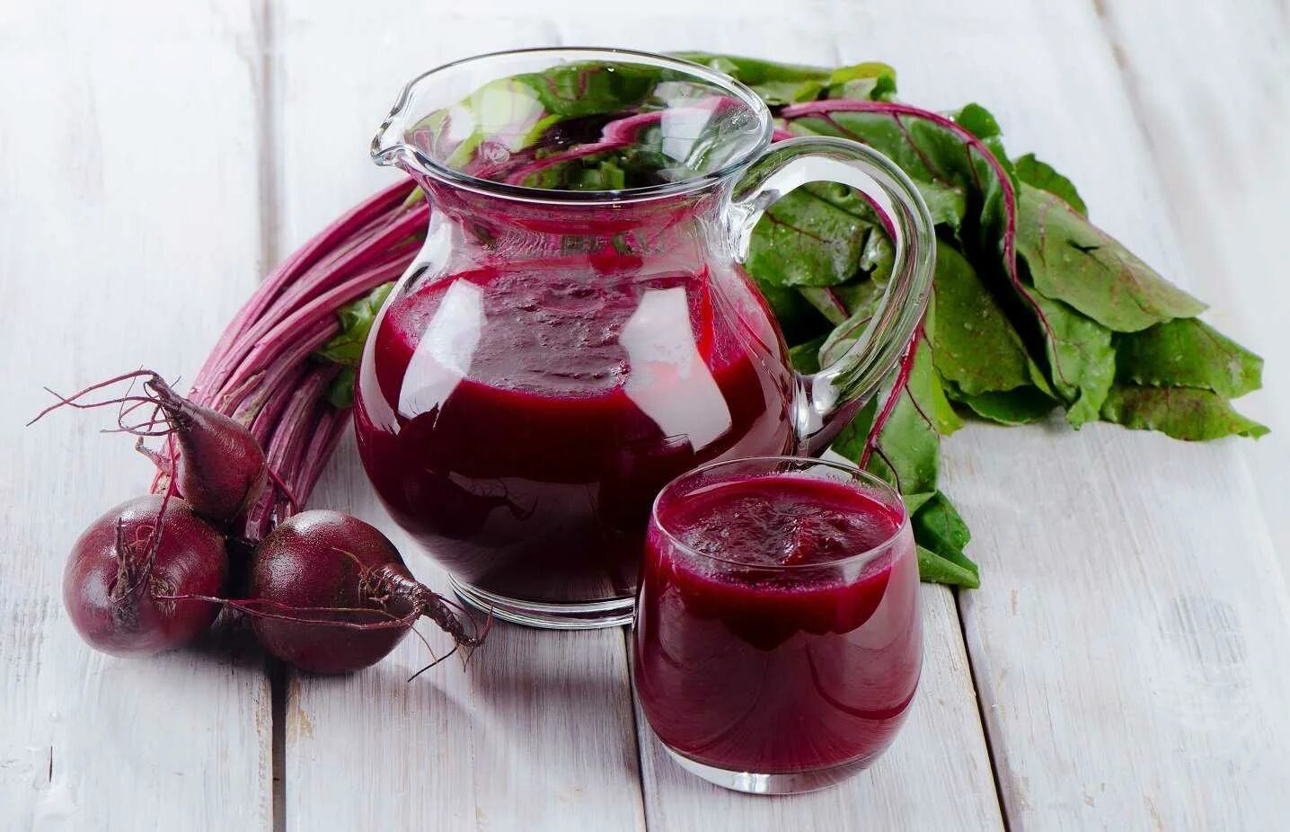 Домашний отвар. Отвар из трав. Ягоды от давления. Отвар от гипертонии. Спиртовый настой из прополиса.