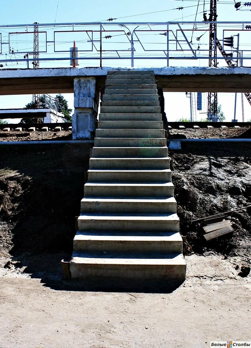Работа белые столбы. Жд станция белые столбы. Белые столбы краснодарский край. Столбы на станции. Поселок белые столбы.
