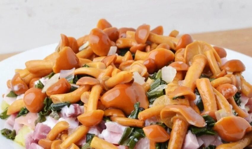 Салат с опятами и вареной курицей. Салат с опятами и ветчиной. салат с маринованными опятами и ветчиной. салат сверху с опятами. салат с ветчиной и грибами маринованными.