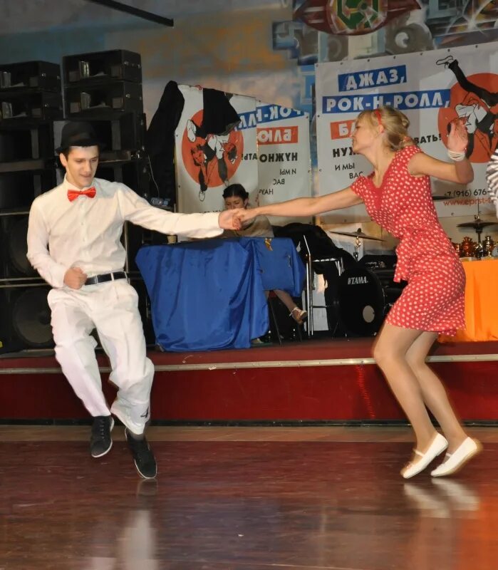 Костюм для выступления буги вуги для детей. Буги осьминога. Буги осьминога. Осьминог мультяшный. Платья буги вуги для женщин в детском саду.