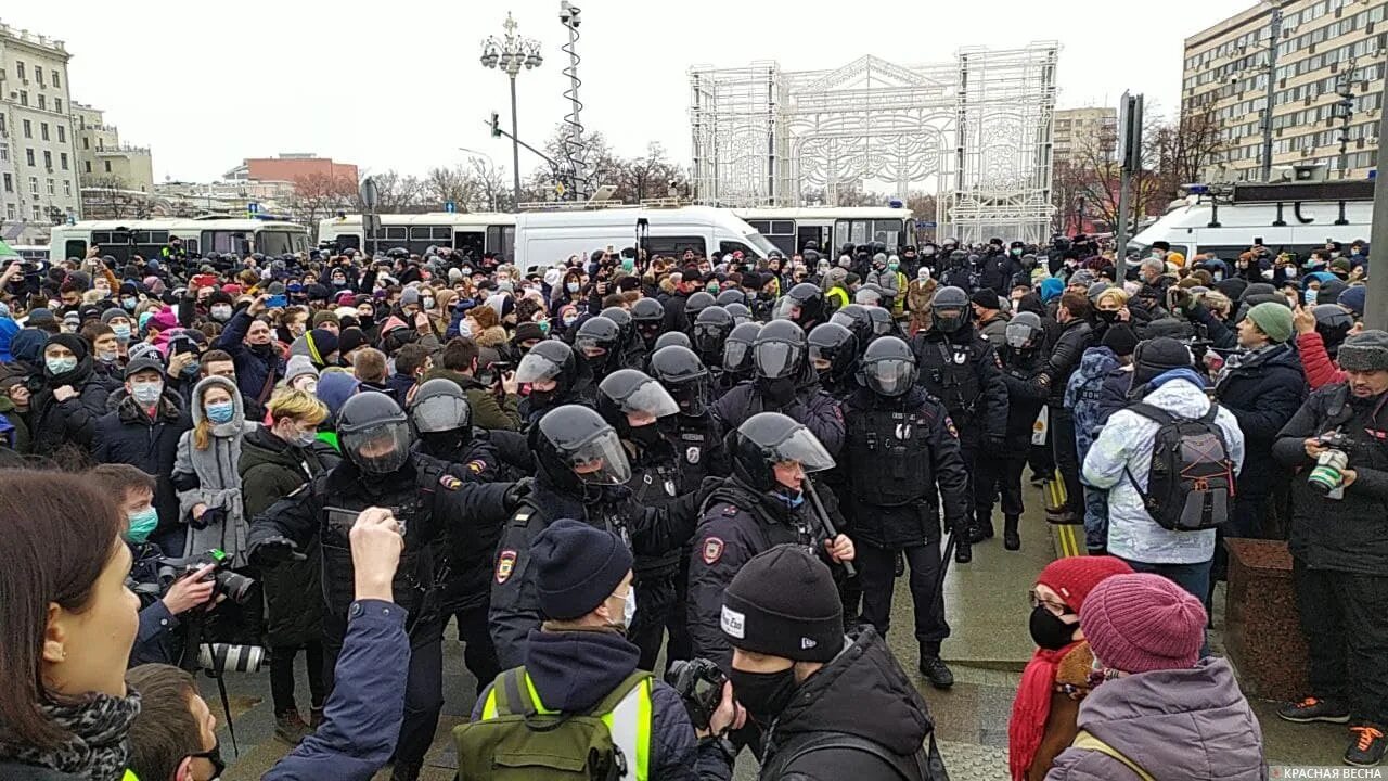 Где 23 февраля 2014 года состоялся митинг. Митинг в Москве. Несанкционированный митинг. ОМОН на Пушкинской площади. Митингующие в Москве.