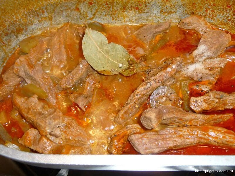 Жаркое из марала. Азу по-татарски с солеными огурцами с картошкой из говядины. Азу по-татарски слоями. Что приготовить на ужин из тушенки. Азу по татарски.