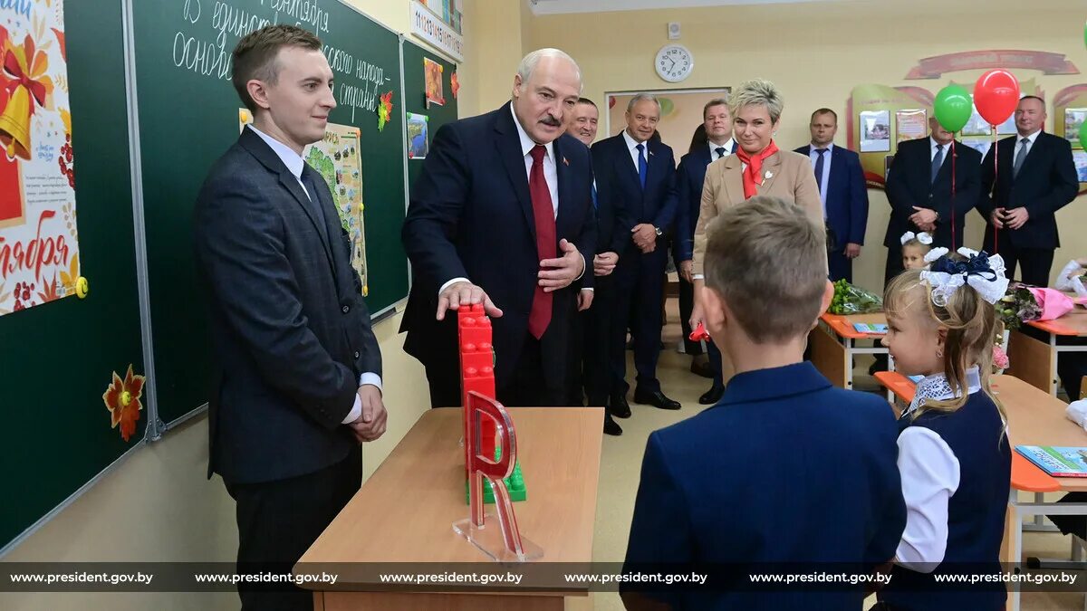Сш 35 бобруйск. Министр образования в школе. открытие 35 школы в бобруйске. открытие мероприятия для средней школы. открытие it школы.