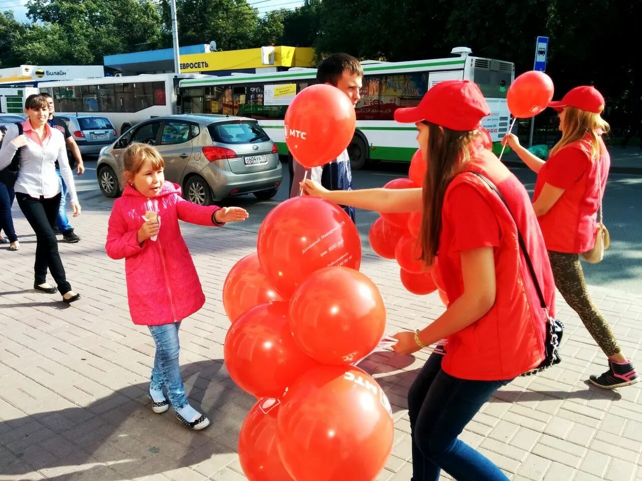 Промоутер челябинск. Промоутеры с шарами. Шары на мероприятие. Мероприятия с воздушными шарами. Промо мероприятия.