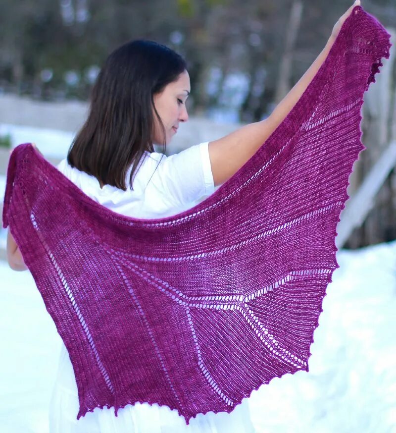 Шаль. Вязаные шали книга. Закутанная в вязаную шаль. Оренбургский пуховый платок паутинка. Закутанная в вязаную шаль.