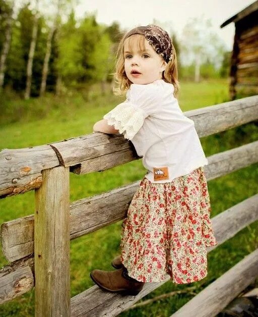 Country children. Фотосессия в деревенском стиле. Девочка в деревне. Деревенский стиль для девочки. Маленькая деревенская девочка.