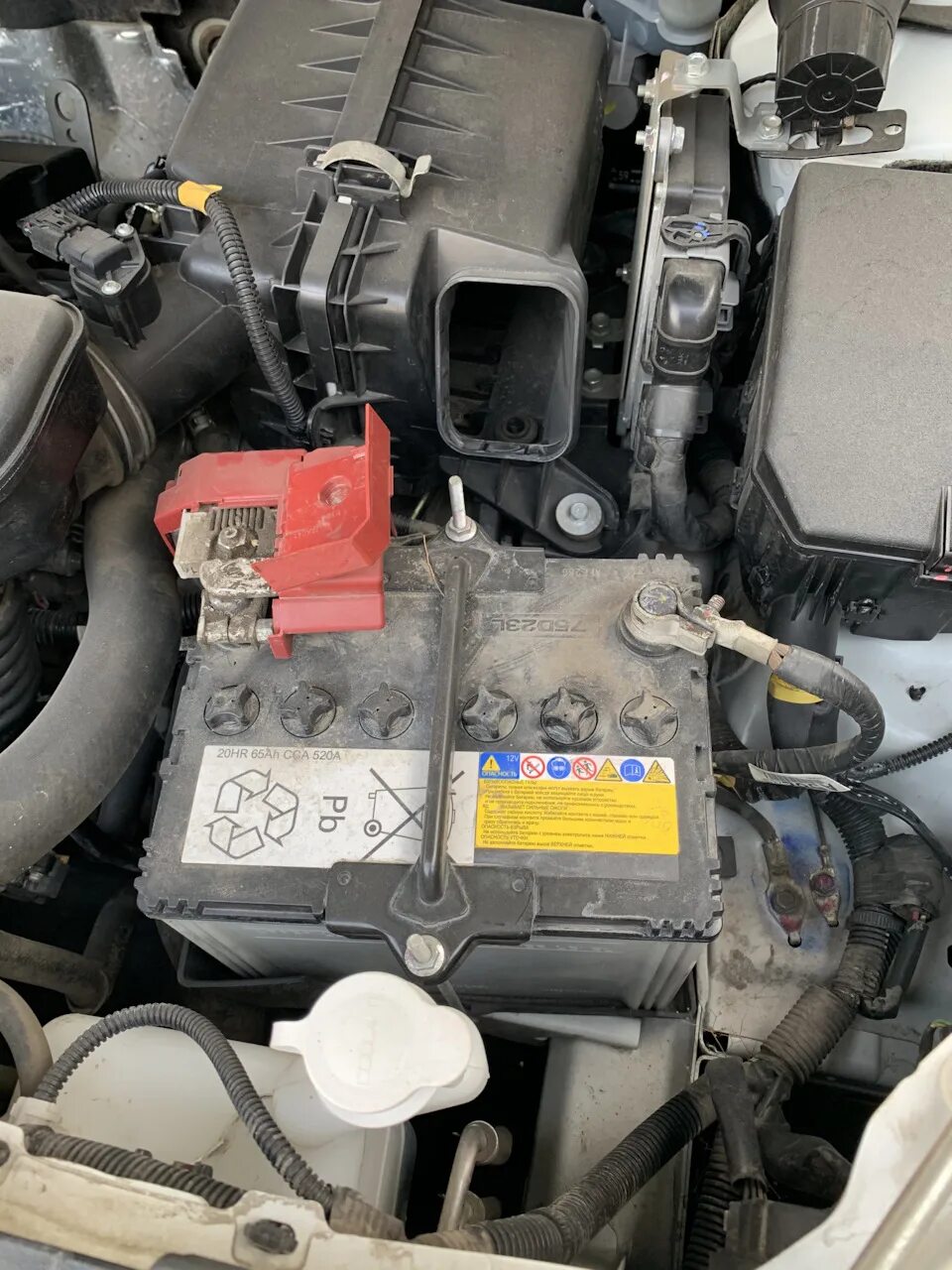 Снять аккумулятор аутлендер 3. Mitsubishi outlander 2.4 аккумулятор. mitsubishi outlander акб. аутлендер 2008 2.4 акб. акб митсубиси аутлендер 2.4.