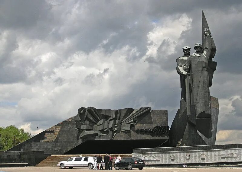 В каком городе находится освободителям. Монумент освободителям донбасса в донецке. мемориал освободителям донбасса. монумент твоим освободителям донбасс г донецк. памятники донецка монумент освободителям.