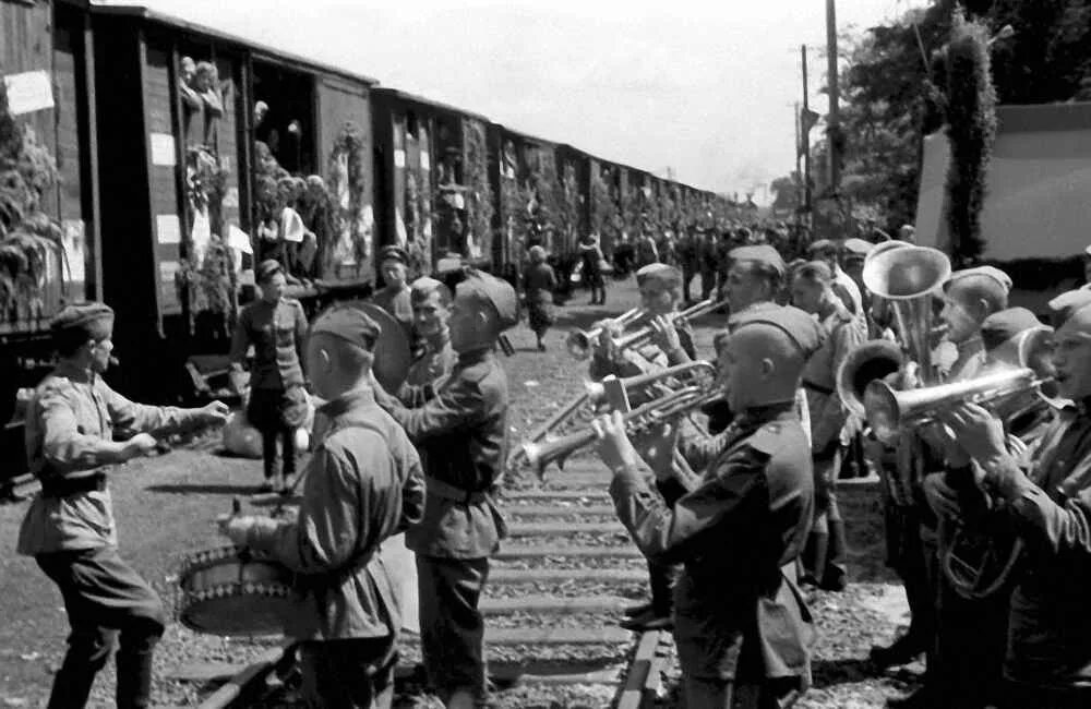 Оркестр во время войны. Военный оркестр ВОВ 1941-1945. Белорусский вокзал в годы войны 1941. Прощание с солдатами на вокзале 1941. Берлин ВОВ 1945.