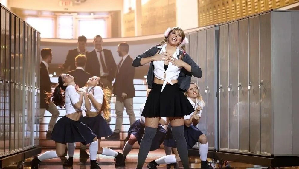 To see one more time. Бритни спирс в школе. One more time надпись. Look back. Обои с цитатами.