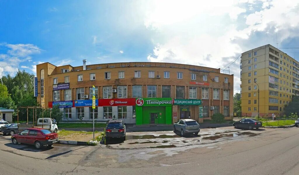 Фото новый торговый центр во Фрязино (ул. Полевая, д. 27), справа - дом № 27г 23