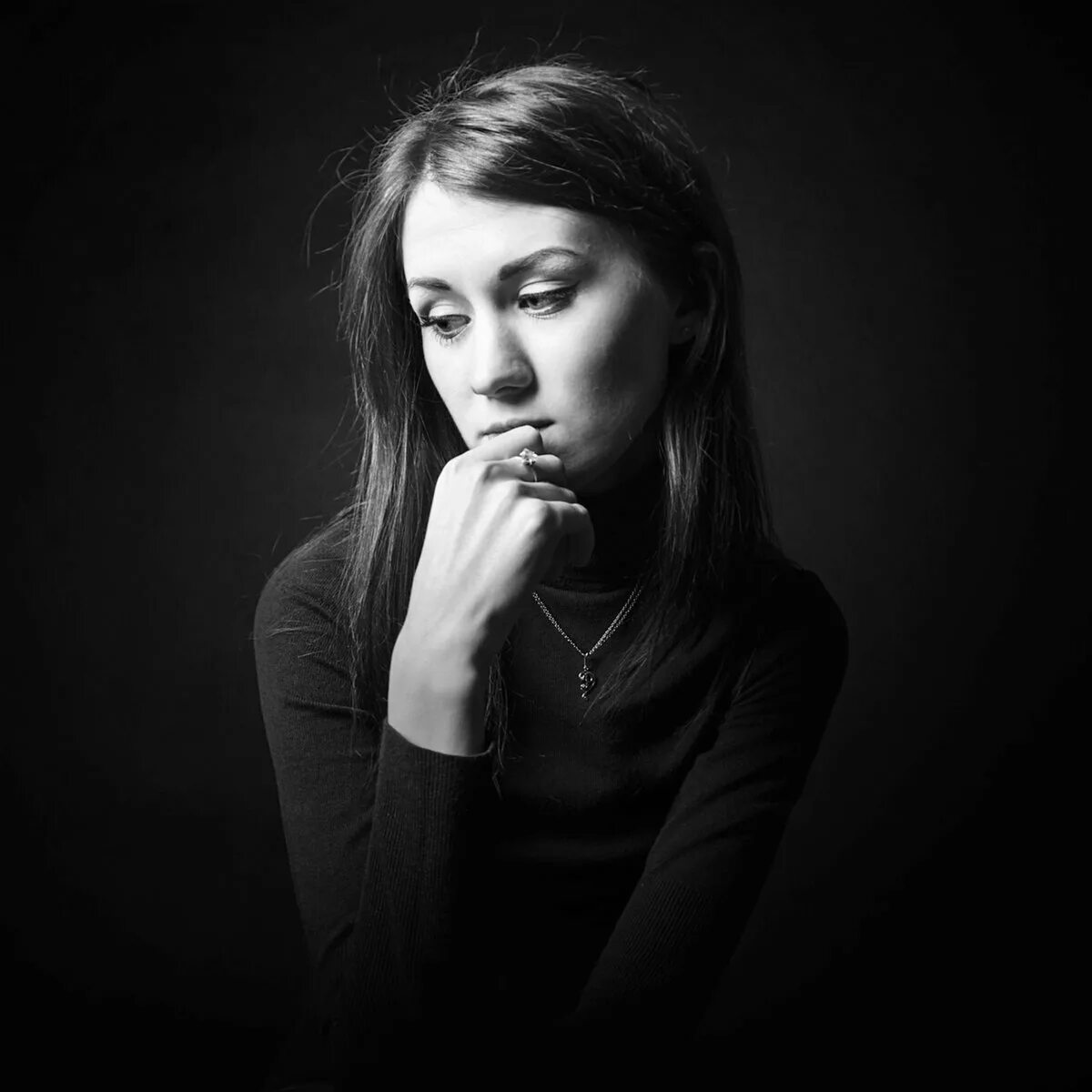 Женщина вопрос. Девушка и знак вопроса. Задумчивая девушка. Девушка задумалась. Человек задумался.