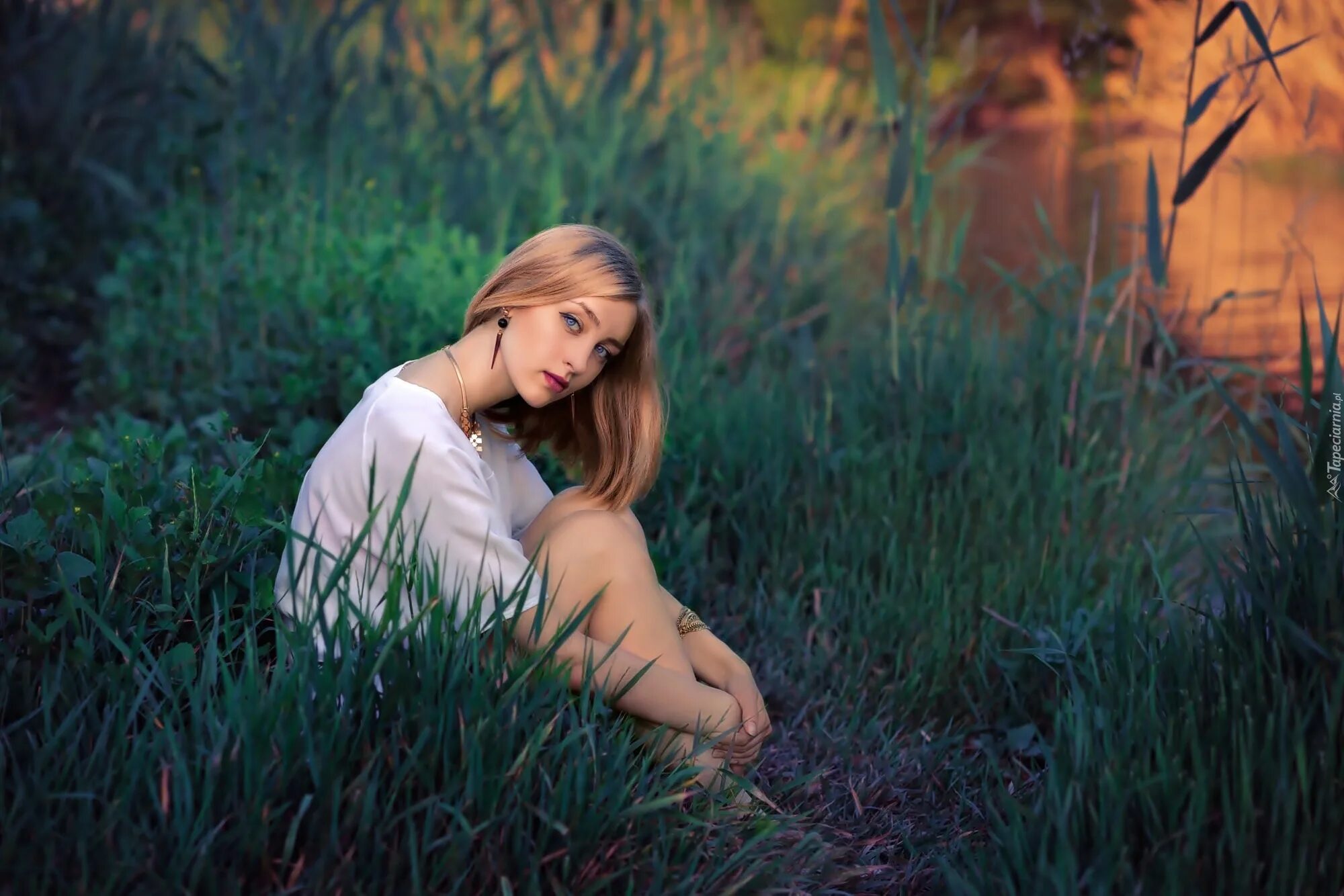 Молодой девушка сидят лице. Женщина сидит на траве. Фотосессия на траве. Девушка в траве. Девушка в траве сидя.