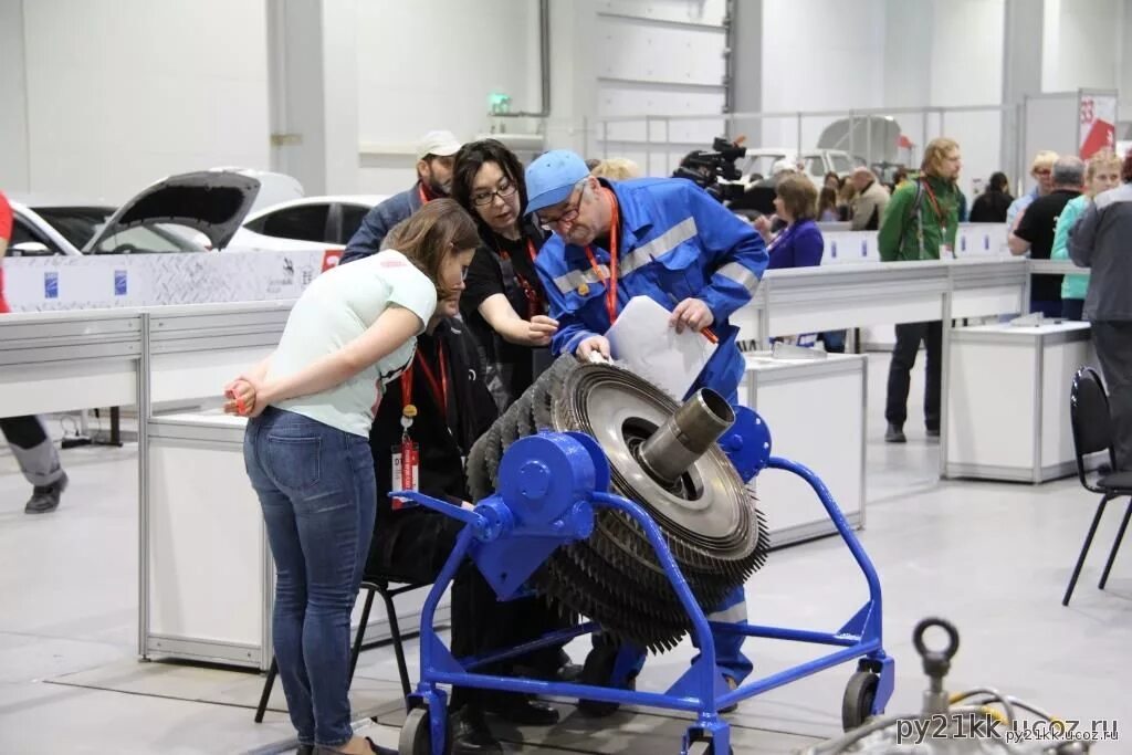 авиационный механик. S7 technics сотрудники. слесарь по ремонту авиационной техники. женщина автомеханик. техническое обслуживание самолета.