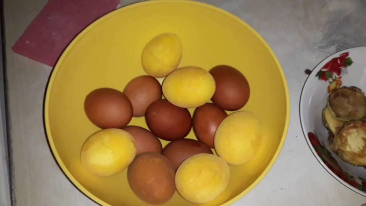 Как красить яйца куркумой. Яйца в куркуме. Яйца окрашенные куркумой. Красить яйца куркумой. Яйца крашеные куркумой.