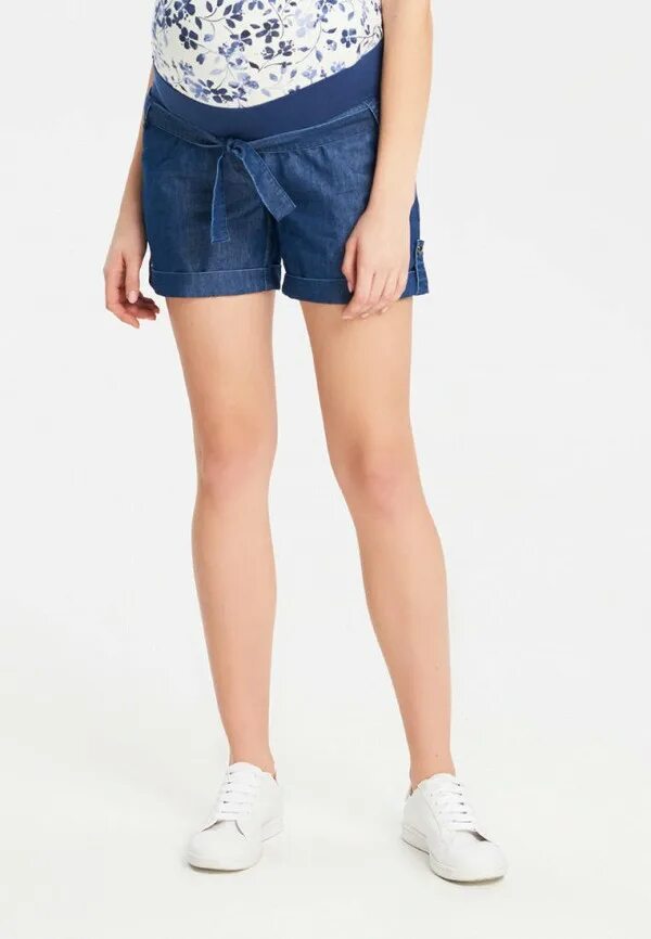 Летний образ для мамы. Шорты для взрослых женщин. Лесби на улице моют машину. Взрослые женщины в обтяжку мини. Мамы в шортиках.