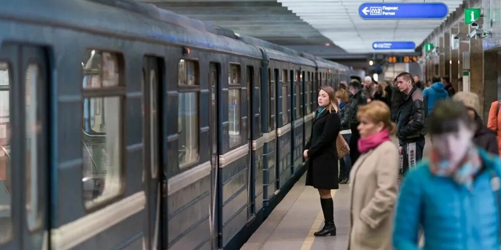 Поезда на зеленой ветке метро. Стоят поезда на зеленой ветке. Стоят поезда на зеленой ветке. Поезда на замоскворецкой линии. Зеленая ветка метро коллапс.