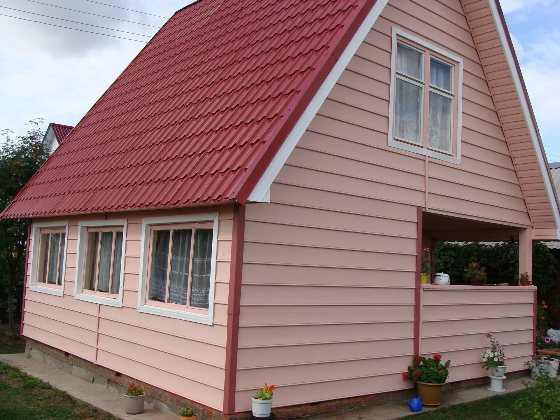 Сайдинг дачный. Сайдинг файнбир дачный ромашка. Дом обшитый сайдингом. Дачный домик отделанный сайдингом. Домик обшитый сайдингом.