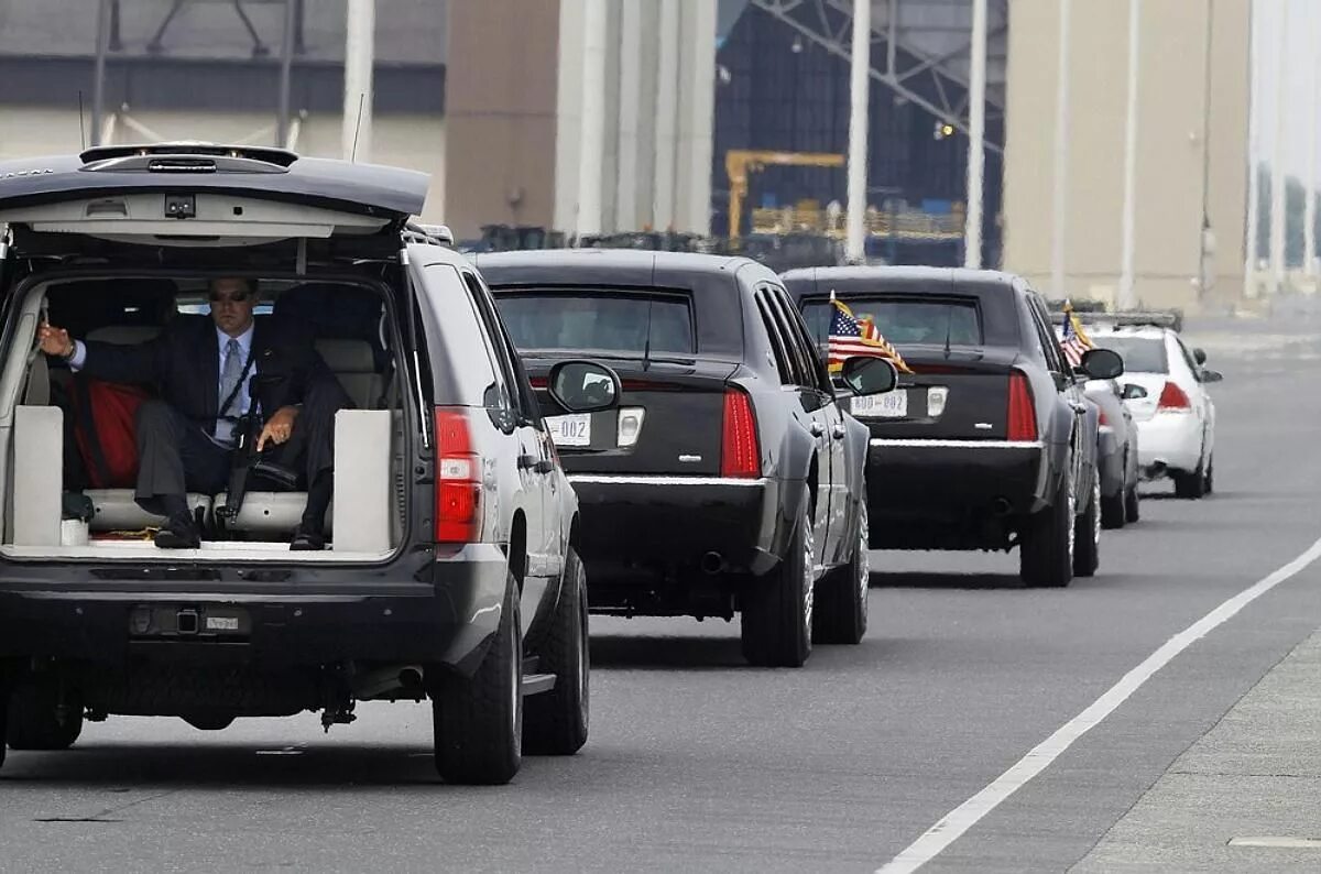 По делам езжу. Кортеж президента США охрана. ФСО кортеж президента. Chevrolet Suburban охрана президента. Chevrolet Tahoe охрана президента.