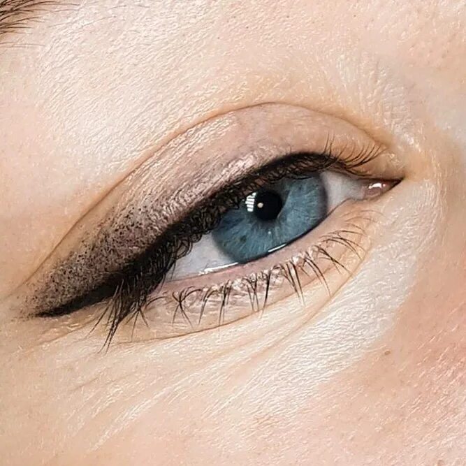 коричневые стрелки на глазах. перманент растушеванная стрелка. пм стрелки с растушевкой. перманентный макияж век межресничка. стрелки с растушевкой.