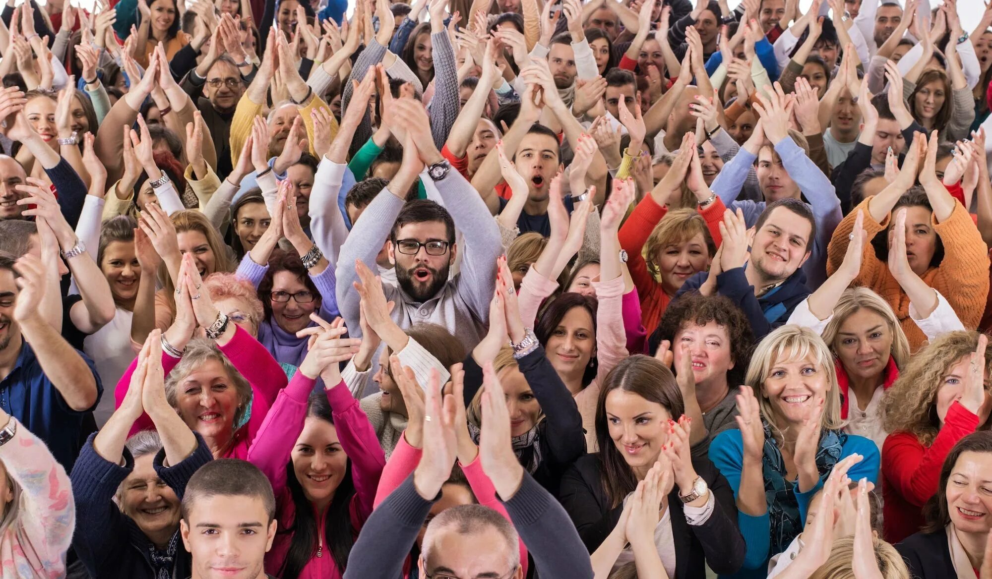 Люди в офисе аплодируют. Люди хлопают. Человек толпы. Люди хлопают в ладоши. Чел хлопает.
