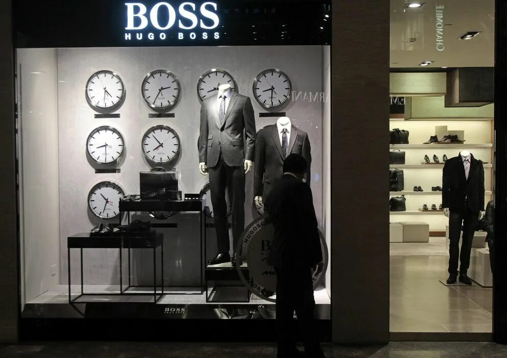 Магазин хуго босс. Витрины Hugo Boss men. Boss Hugo Boss мужские магазин одежды. Boss Hugo Boss витрина. Дом моды Хуго босс.