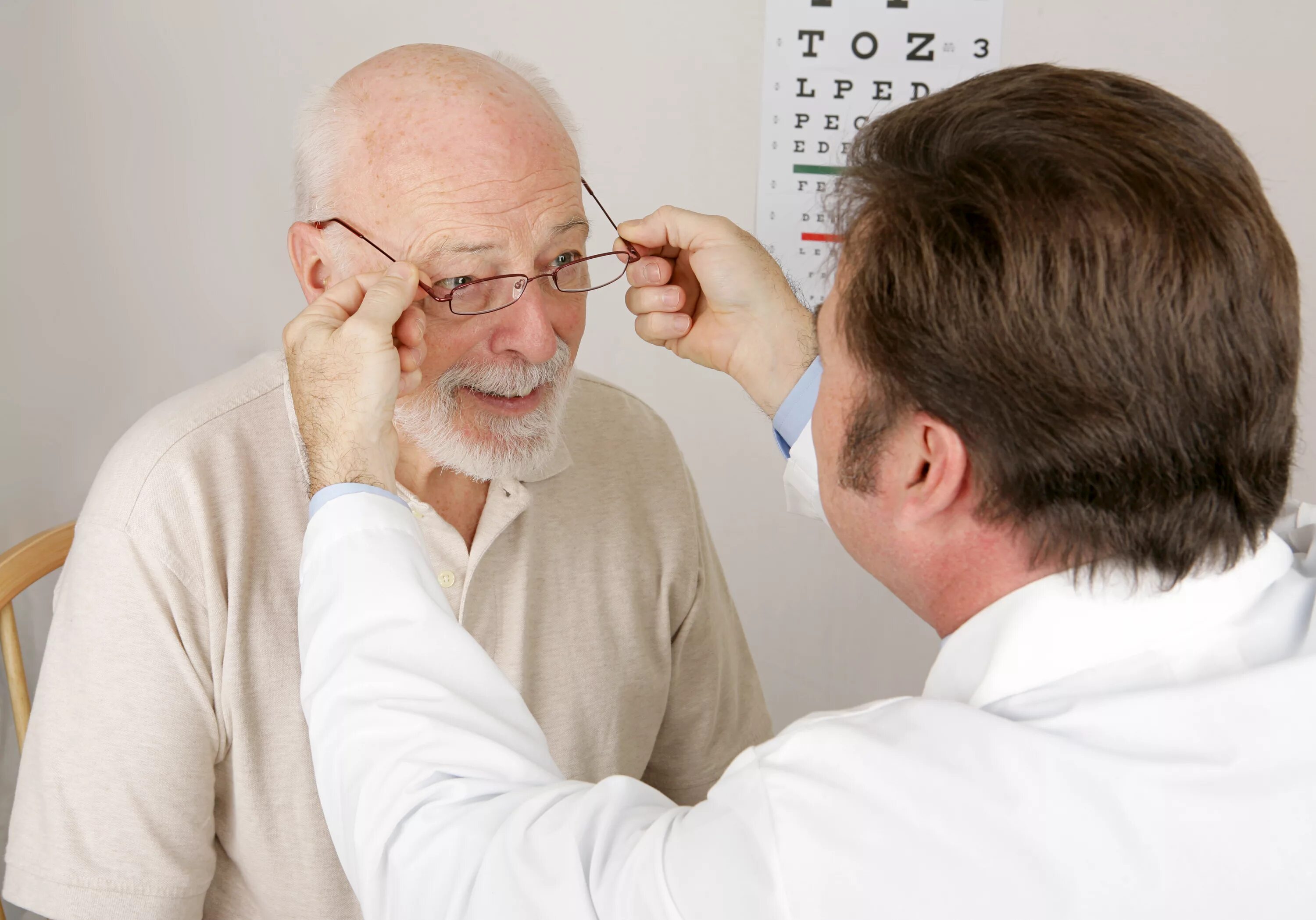 Имеет плохое зрение. Пациенты с нарушением зрения. Нарушение зрения у пожилых. Пожилой человек у офтальмолога. Ухудшение зрения у пожилых.