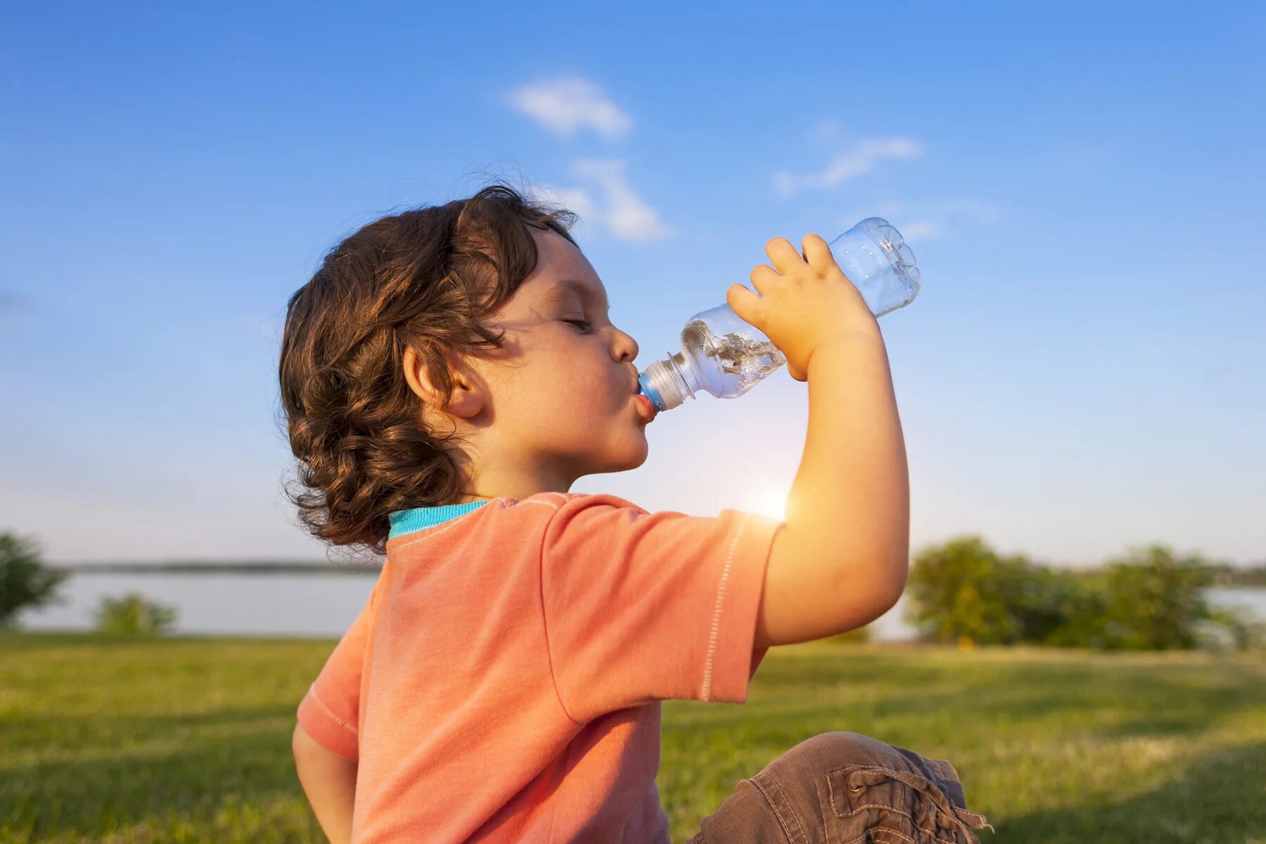 Дети пьют из бутылки. Тепловой удар у ребенка. Дети воды. Ребенок пьет воду из бутылки. Дети пьют лимонад.